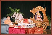 Swamishri chanting the Swaminarayan mahamantra during puja