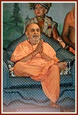 Swamishri blesses the evening assembly 