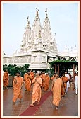 Swamishri on his way to his morning puja