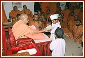 Swamishri gives prasad to balaks