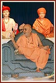 Swamishri addresses the children's evening assembly