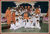 Swamishri with children, bal mandal volunteers and sadhus