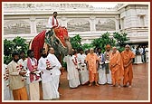 Swamishri garlands and honors the mahavats with shawls