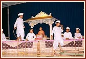 Children freely present a debate on Akshar Purushottam Upasana