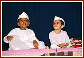 Two children during the presentation