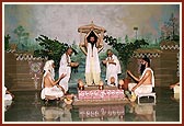 'Avo Nirkhiye Mandir' - an exquisite drama by members of the yuvak mandal depicting the necessity of mandirs in society