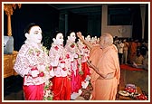 Swamishri performs murti-pratishtha rituals of pujan and arti for mandirs in USA