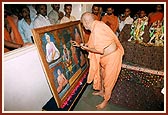 Swamishri consecrates the canvas murti of Shri Akshar Purushottam Maharaj and Guru Parampara for Shahpur Satsang Mandal