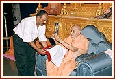 Swamishri inaugurates a new flavor of incense sticks by BAPS