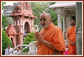 Swamishri engaged in darshan at the mandir shrine 