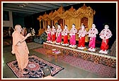 Swamishri performs murti-pratishtha rituals of pujan and arti for mandirs in USA