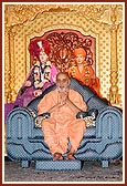 Swamishri discourses to the evening assembly