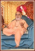 Swamishri discourses to the evening assembly