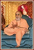 Swamishri discourses to the evening assembly