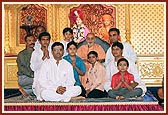 Swamishri with participants of Karyakar Din
