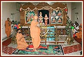 Swamishri performs the pratishtha arti, Meghaninagar 