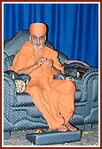 Swamishri blesses the assembly in Meghaninagar 