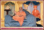 Swamishri elaborates on Swamini Vato during his blessings in the evening assembly