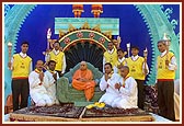 Swamishri inaugurates the new dress for BAPS volunteers