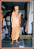 Swamishri arrives at the Swaminarayan Mandir, Traj