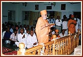 Performs arti of Thakorji