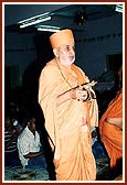 Performs arti of Thakorji