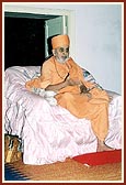 Swamishri blesses the assembly
