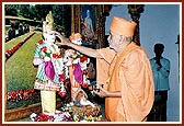 Performs pujan of Shri Akshar Purushottam Maharaj at the Swaminarayan Mandir, Vadadala