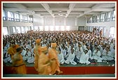 Swamishri arrives in the assembly of BAPS volunteers of Kheda district