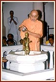Swamishri performs abhishek of Shri Nilkanth Varni