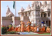 Swamishri blesses the assembly of devotees on Independence Day