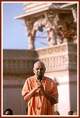 Swamishri blesses the assembly of devotees on Independence Day