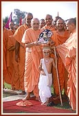 Swamishri places Shri Harikrishna Maharaj on the balak