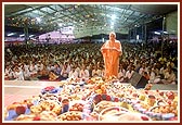 Swamishri performs arti of Shri Harikrishna Maharaj during an annakut feast