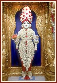 Shri Ghanshyam Maharaj adorned in flowers
