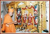Swamishri performs the murti-pratishtha rituals of Thakorji at the Shri Swaminarayan Mandir, Jesarva