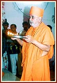 Swamishri performs the pratishtha arti 