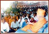 Swamishri addresses the murti-pratishtha assembly and showers his blessings
