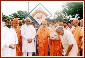 Swamishri with government Minister Shri Narottambhai during the opening ceremony of 'Shastriji Maharaj Marg' in Mahelav