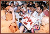 Swamishri performs the rituals of naming the bylane as 'Yagnapurush Pol' in which lies the birthplace of Shastriji Maharaj