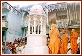 Swamishri performs pradakshina of shrine where Shastriji Maharaj (as Dungarbhai) played the 'maan' and narrated the Mahabharat