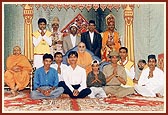 Swamishri and cast of drama 'Nathi Chhetu Akshardham'