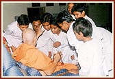 Swamishri blesses the ideal balaks on Children's Day program
