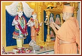 Swamishri performs arti of Thakorji, Ramol