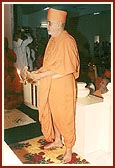 Swamishri performs arti of Thakorji, Ramol