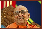 Swamishri in a radiant mood while discoursing in a satsang assembly