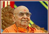 Swamishri in a radiant mood while discoursing in a satsang assembly
