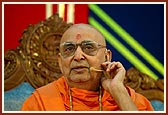 Swamishri in a radiant mood while discoursing in a satsang assembly
