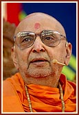 Swamishri in a radiant mood while discoursing in a satsang assembly 
