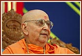 Swamishri in a radiant mood while discoursing in a satsang assembly 